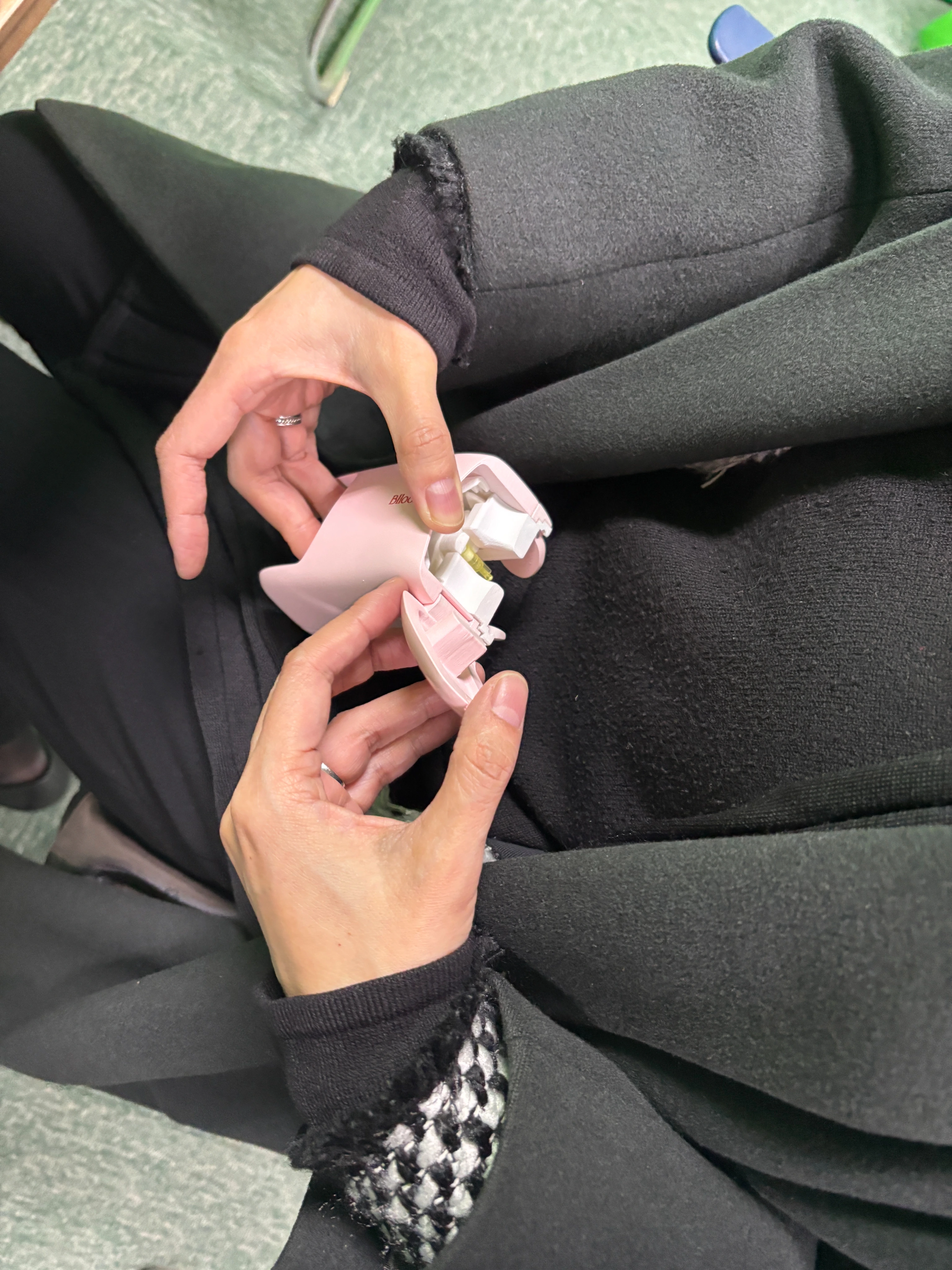 Patient opening the Blloom device